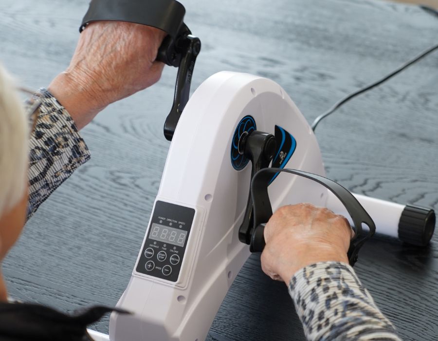 Arm- und Beintraining in einem Bewegungstrainer.