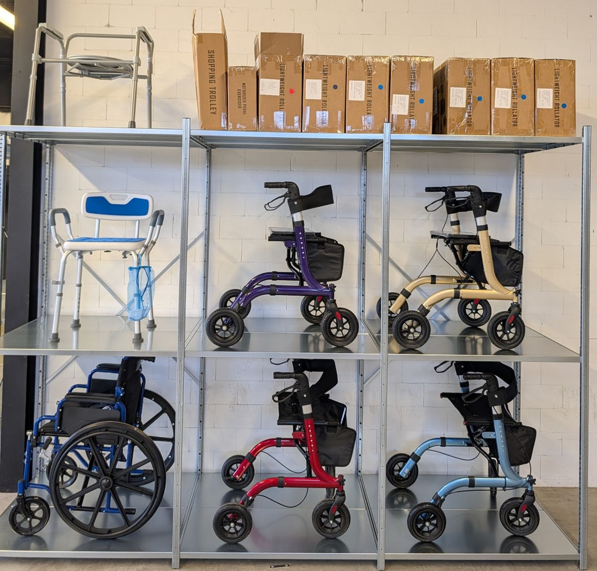 Safe Age rollators in alle kleuren, een rolstoel, douchestoel en toiletstoel in het magazijn