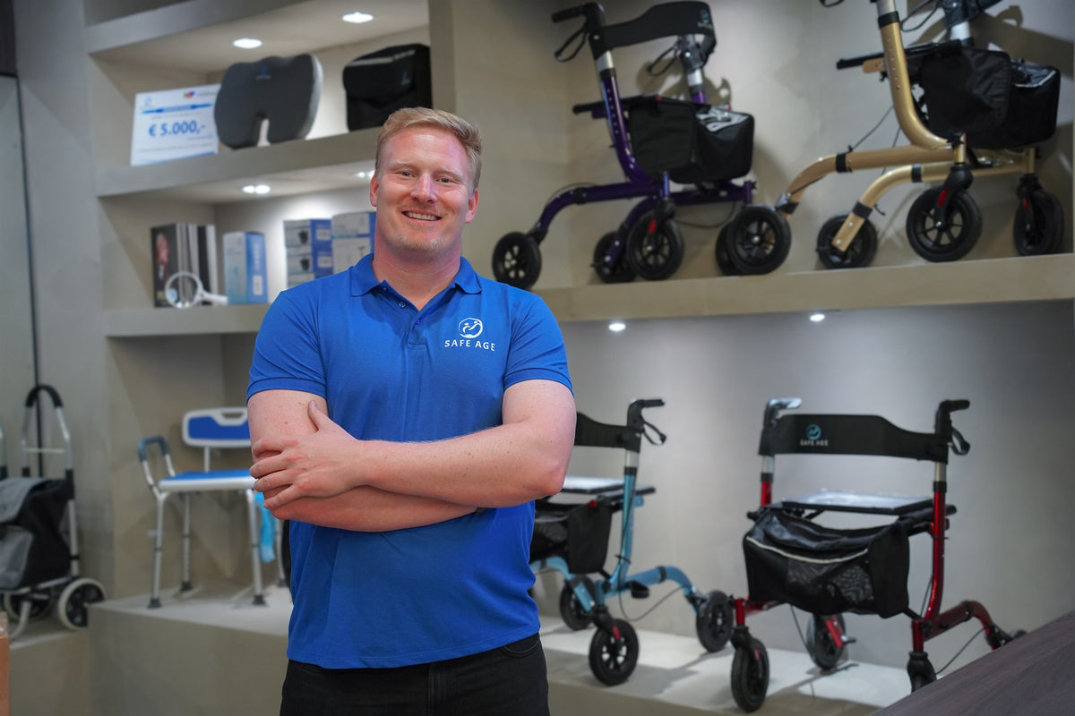Thomas Bak, oprichter van Safe Age, in de Safe Age-showroom tussen de rollators
