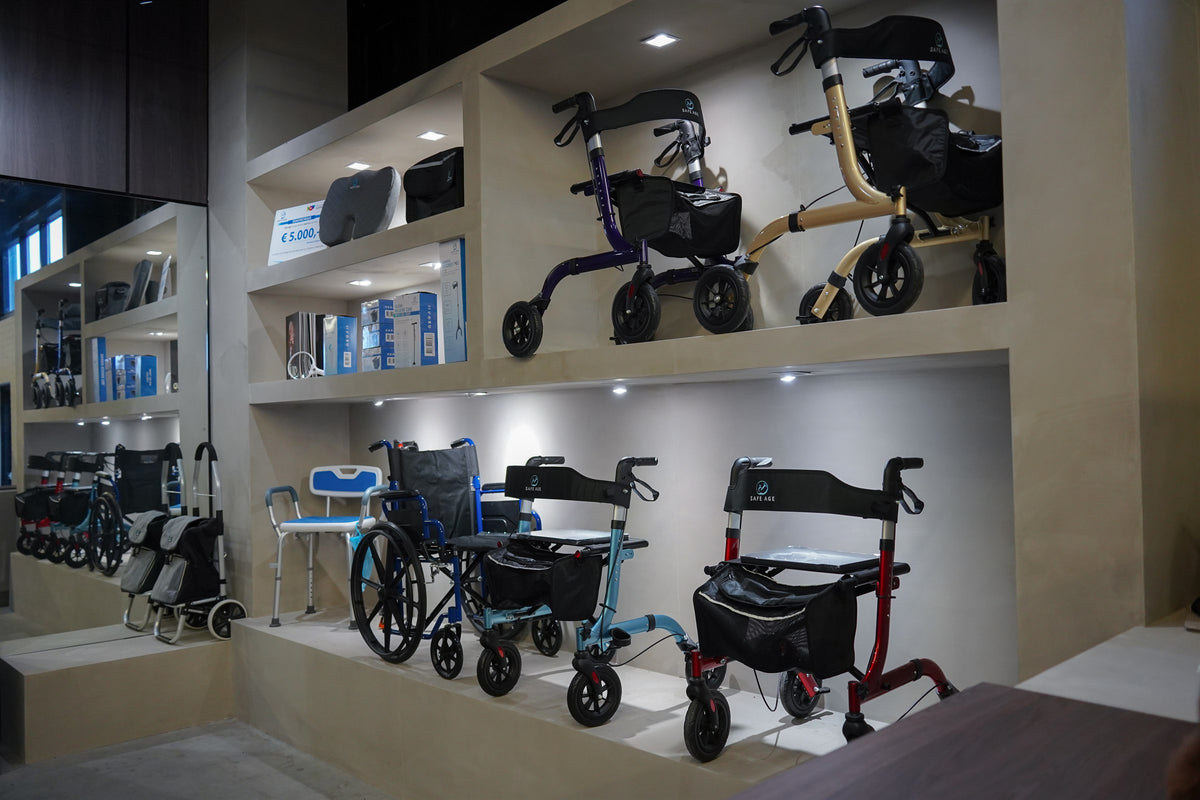 Showroom van Safe Age met rollators, een rolstoel en een douchestoel