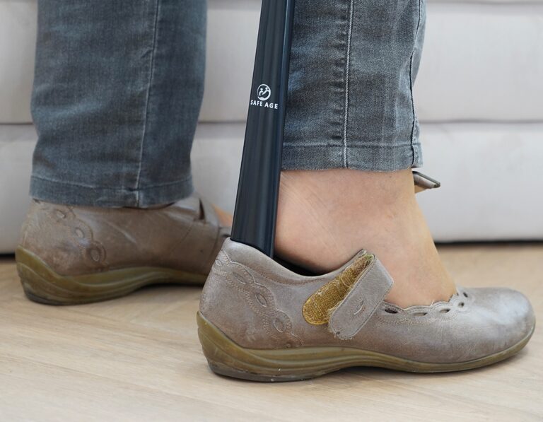 Weniger Mühe beim Anziehen von Schuhen und Kleidung