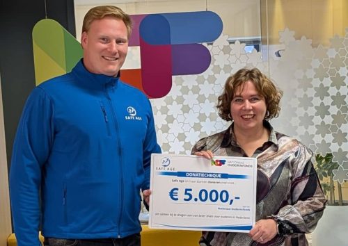 Overhandiging van de cheque aan het Nationaal Ouderenfonds