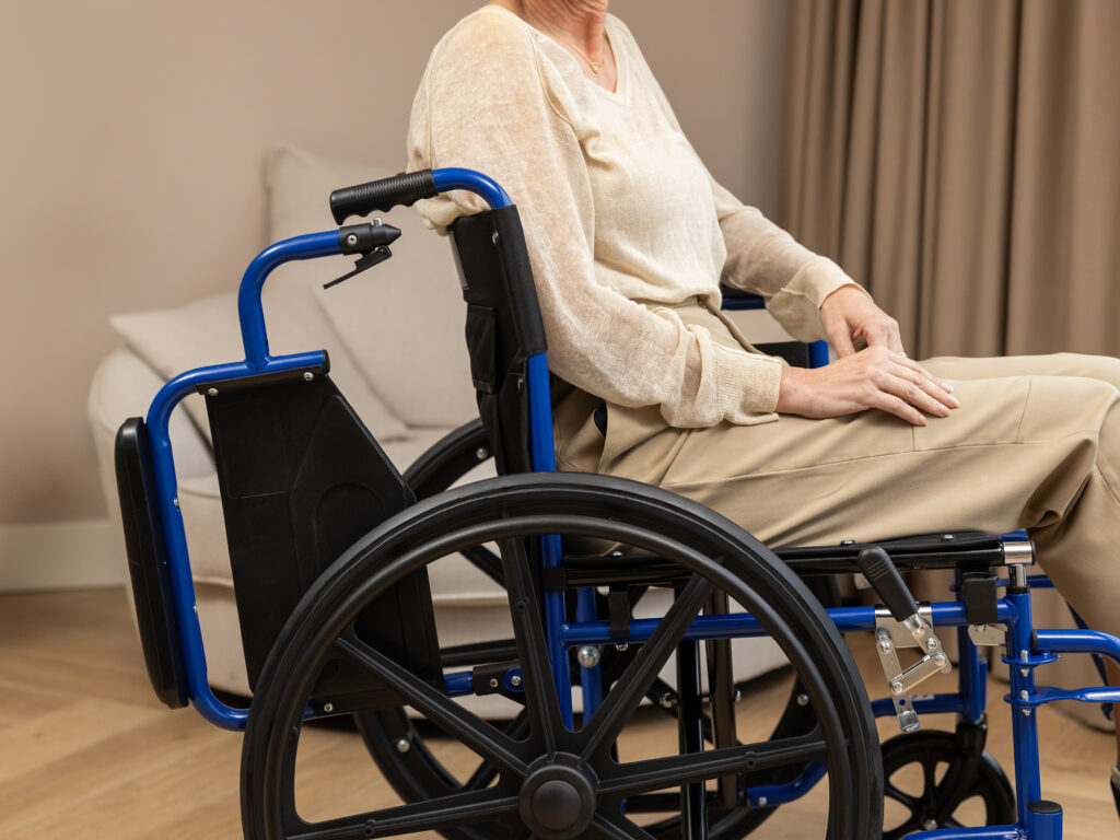 Rollstuhl mit Armlehnen, zusammenklappbar